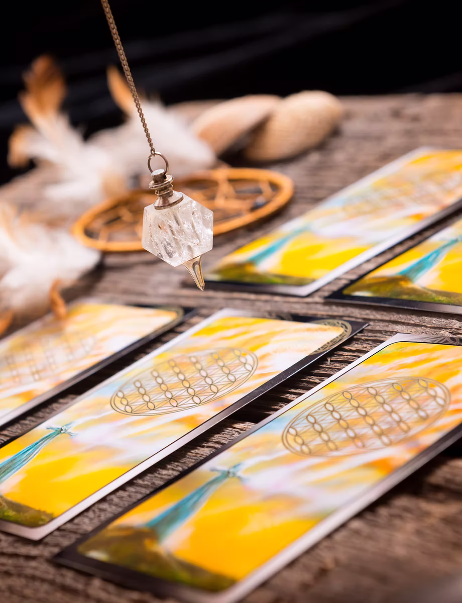 Outils de voyance, cristaux et bougies pour une séance de bien-être holistique